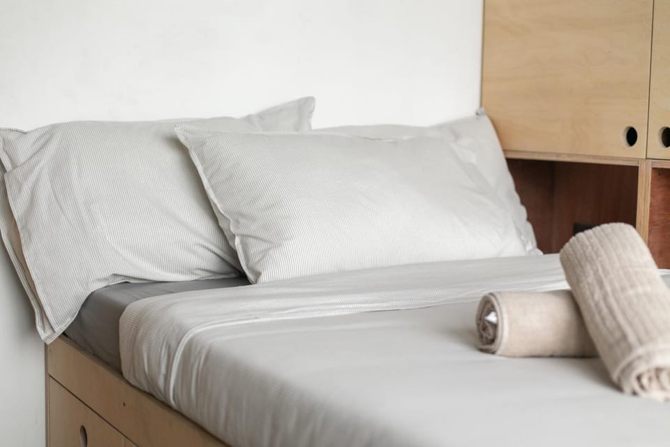 Bed, Bedroom, towels