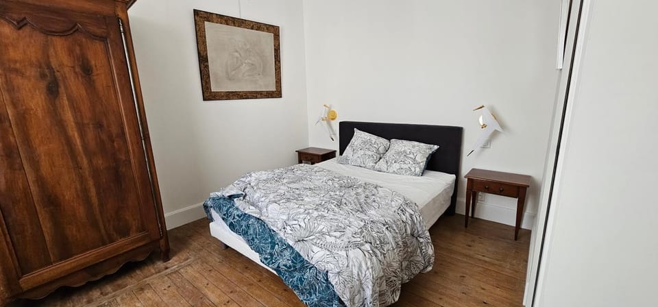 Bed, Photo of the whole room, wardrobe