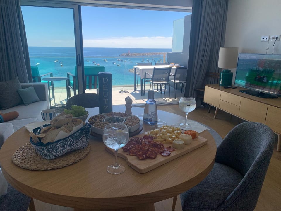 Living room, Food and drinks, Seating area, Dining area, Sea view