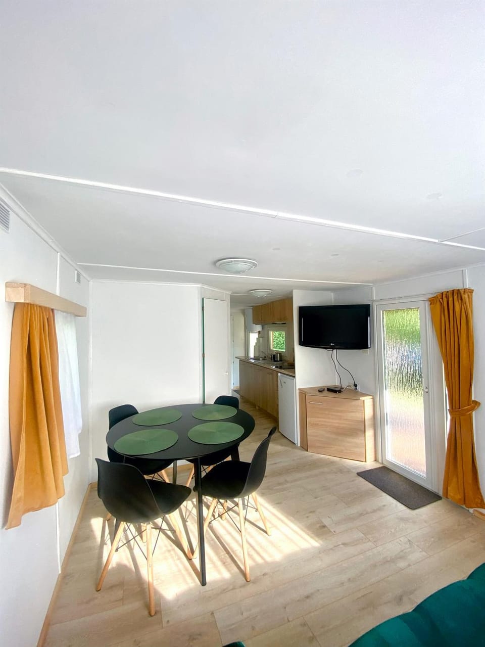 TV and multimedia, Living room, Seating area, Dining area