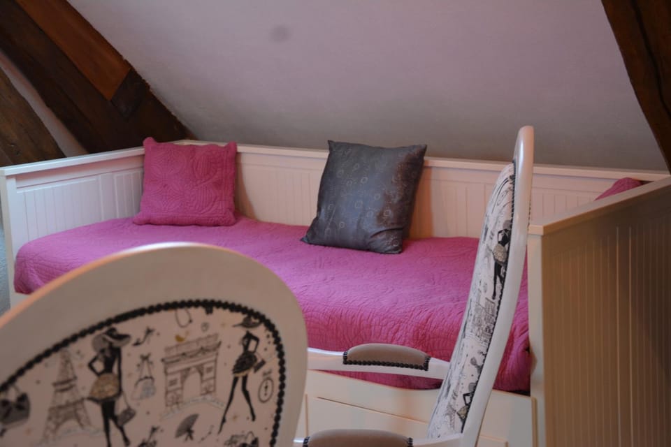 Bed, Living room, Bedroom