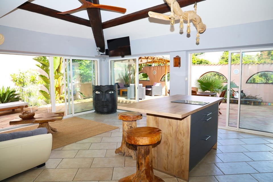 Dans Bâtisse traditionnelle appartement de la plage et terrasse Bali Apartment in Rayol-Canadel-sur-Mer