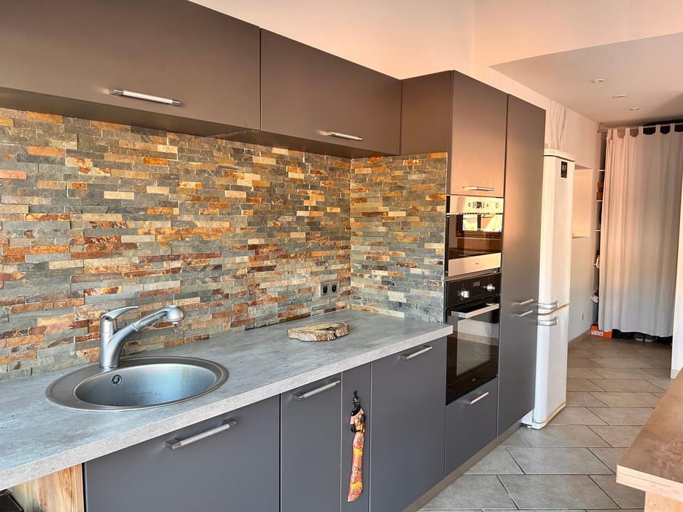 Dans Bâtisse traditionnelle appartement de la plage et terrasse Bali Apartment in Rayol-Canadel-sur-Mer