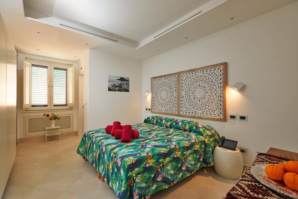 Bed, TV and multimedia, air conditioner