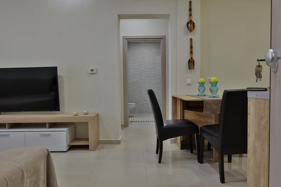 TV and multimedia, Kitchen or kitchenette, Living room, Dining area, Evening entertainment