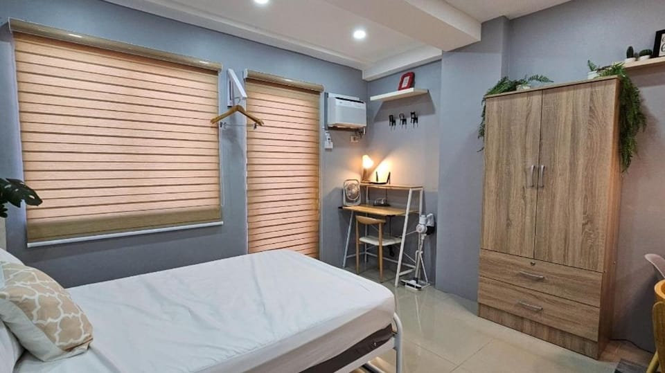 THE FIKA ROOM near MNL Airport - Scandi Studio Unit with Fast Wi-Fi & Netflix - Read Full Property Desc before booking Apartment in Paranaque