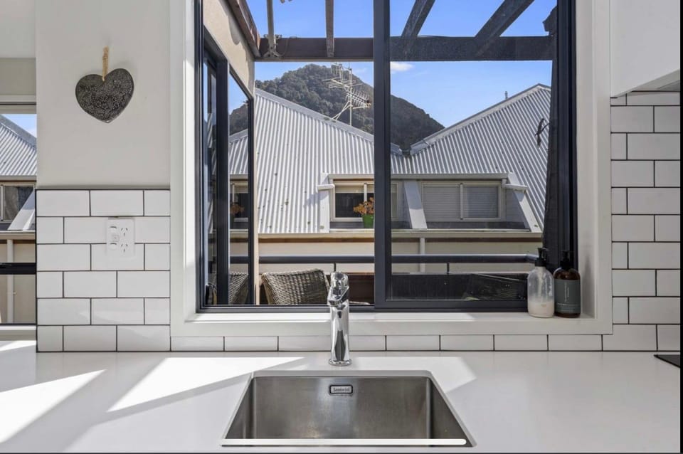 Luxurious Beach Bliss Retreat House in Bay Of Plenty