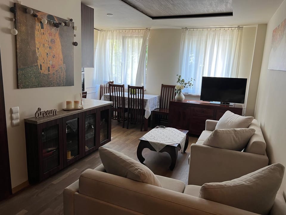 Communal lounge/ TV room, TV and multimedia, Living room, Seating area