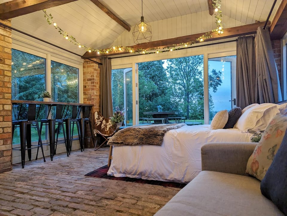 Bed, Photo of the whole room, Seating area, Bedroom