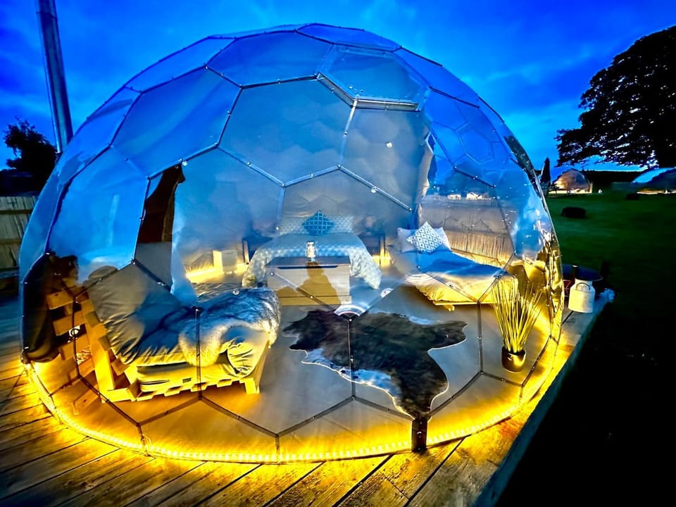 Deerstone Glamping-Boulsworth Hill Dome Hot tub Luxury tent in Pendle District