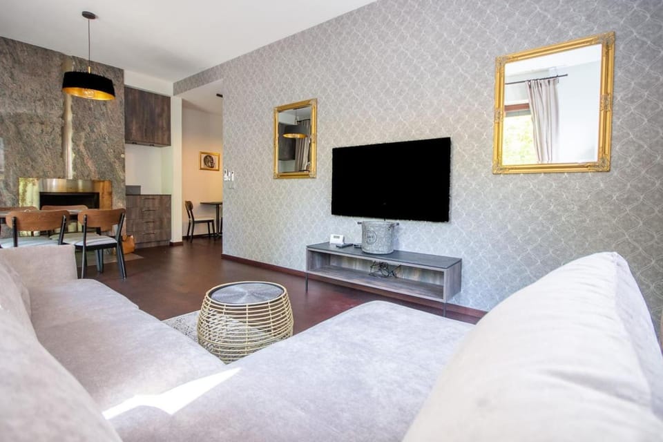 TV and multimedia, Living room, Seating area, Evening entertainment