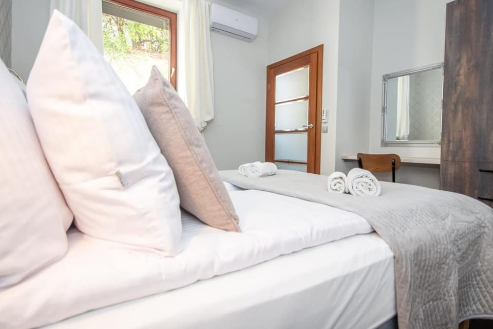 Bed, Photo of the whole room, Bedroom, towels, air conditioner