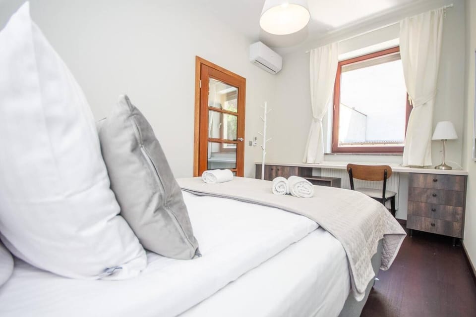 Bed, Photo of the whole room, Seating area, Bedroom