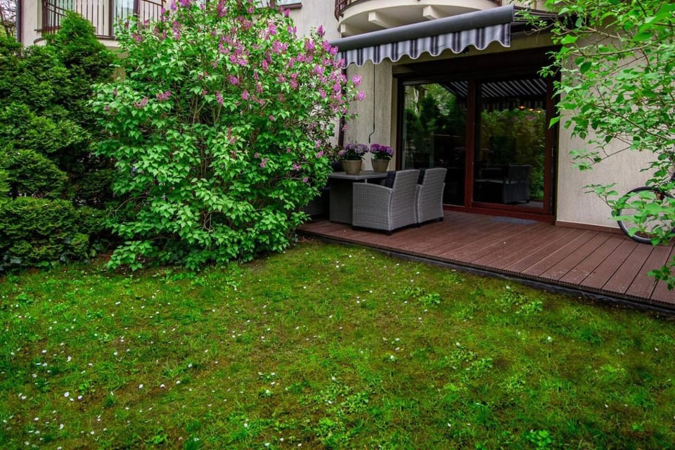 Property building, Day, Garden, Garden view