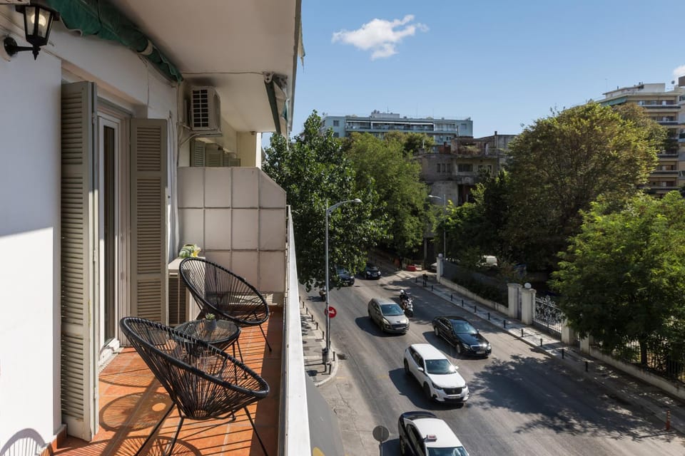 Property building, Day, Neighbourhood, Balcony/Terrace, City view, Street view, Location