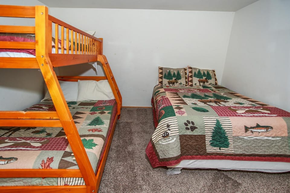 Bedroom, bunk bed