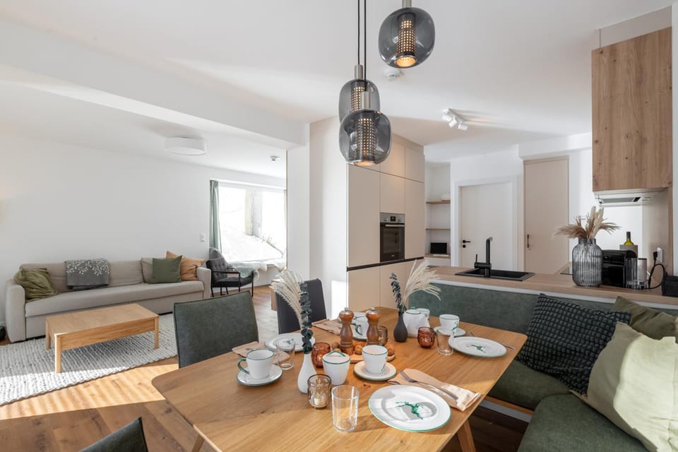 Kitchen or kitchenette, Living room, Food and drinks, Seating area, Dining area, Food