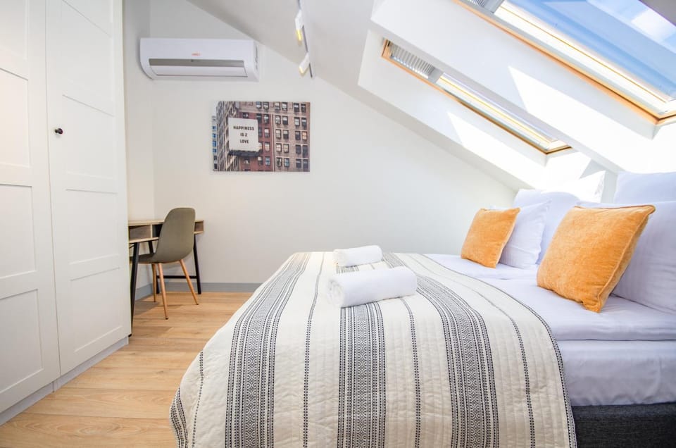 Bed, Living room, Photo of the whole room, Seating area, Bedroom, internet, air conditioner