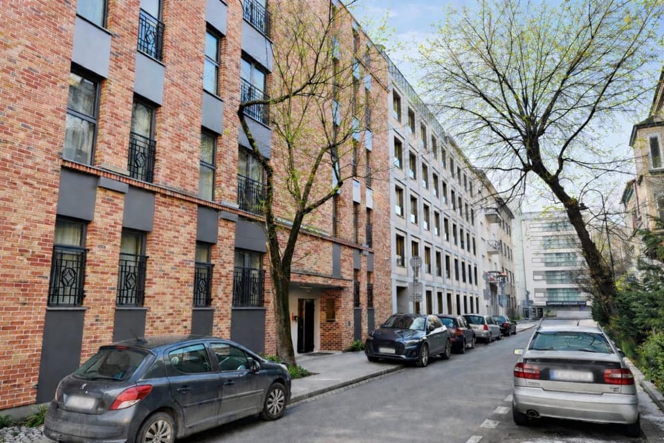 Property building, Day, Neighbourhood, City view, Street view, Location, Parking