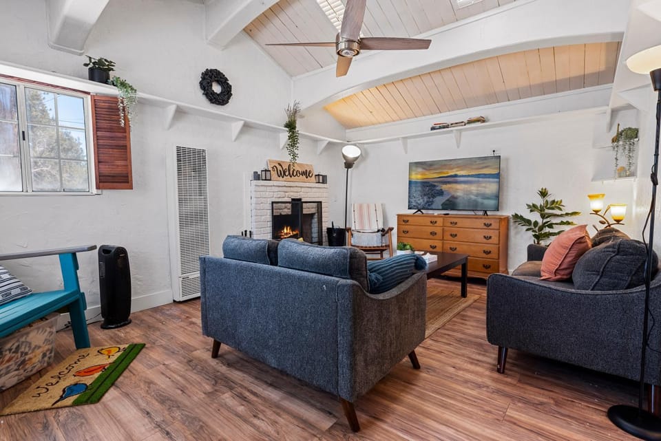 TV and multimedia, Living room, Seating area, fireplace