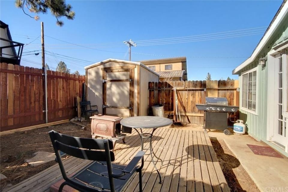 Property building, Patio, Day, BBQ facilities, Dining area