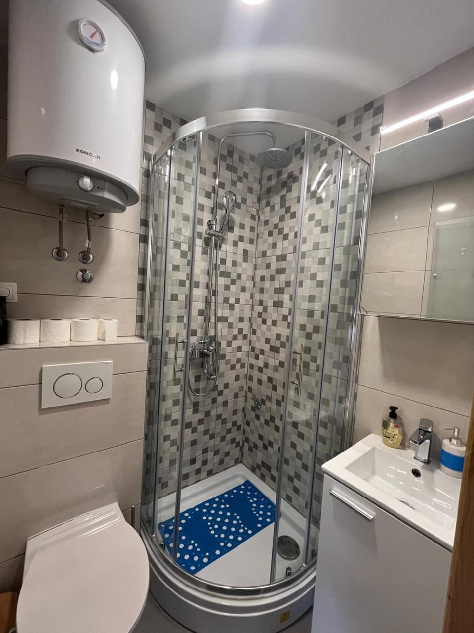 Shower, Toilet, Bathroom, towels