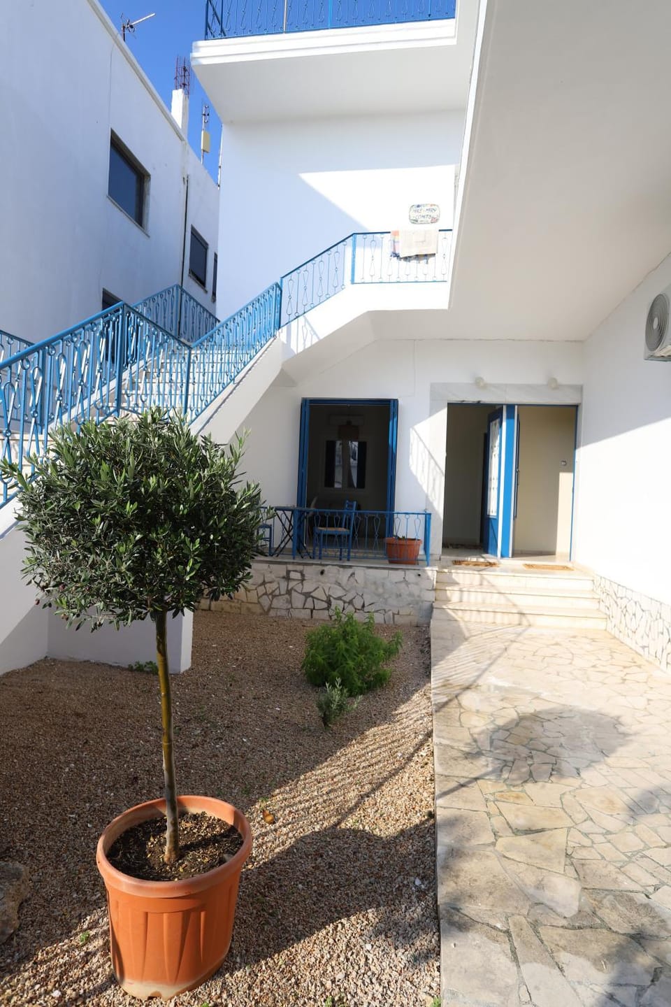 Property building, Facade/entrance, Day, Garden, Balcony/Terrace