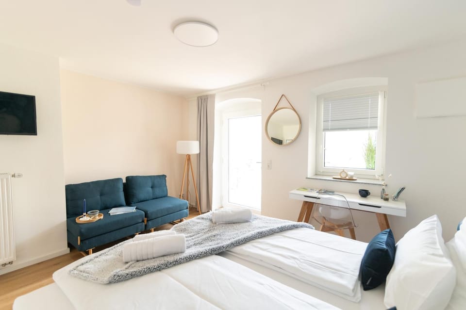 Bed, Photo of the whole room, Seating area, Bedroom