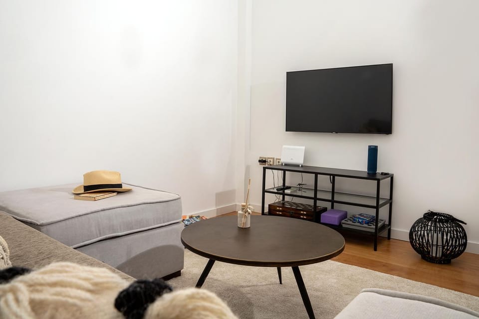 TV and multimedia, Living room, Seating area, Evening entertainment