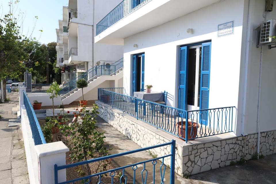 Property building, Patio, Neighbourhood, Garden