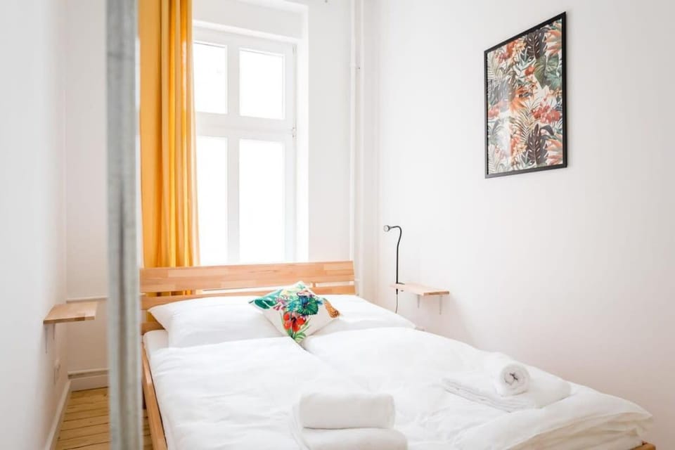 Spacious 3BR plus AC Self Check-in Street Parking Apartment in Berlin