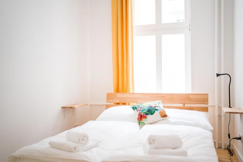Spacious 3BR plus AC Self Check-in Street Parking Apartment in Berlin