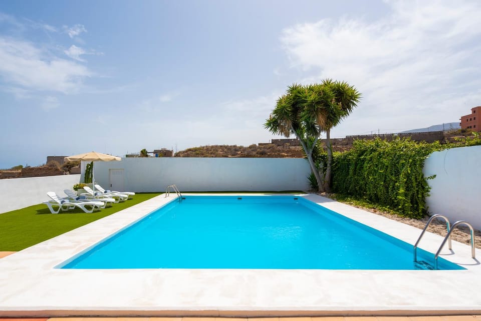 Swimming pool, sunbed