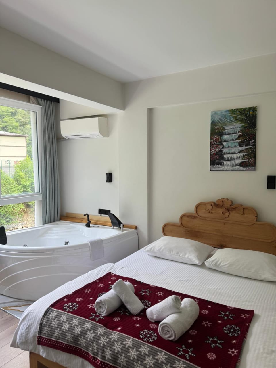 Bed, Photo of the whole room, Bedroom, towels
