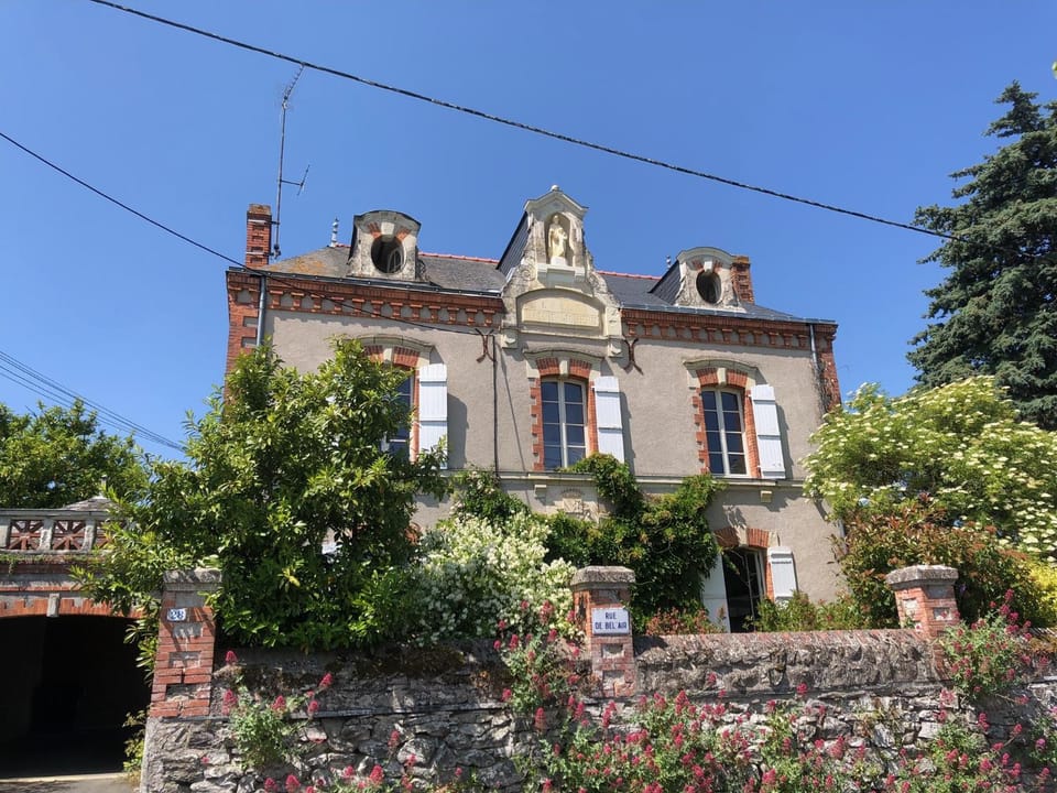 Chambres d'Hôtes - Ancienne Ecole St Joseph Bed and Breakfast in Pays de la Loire