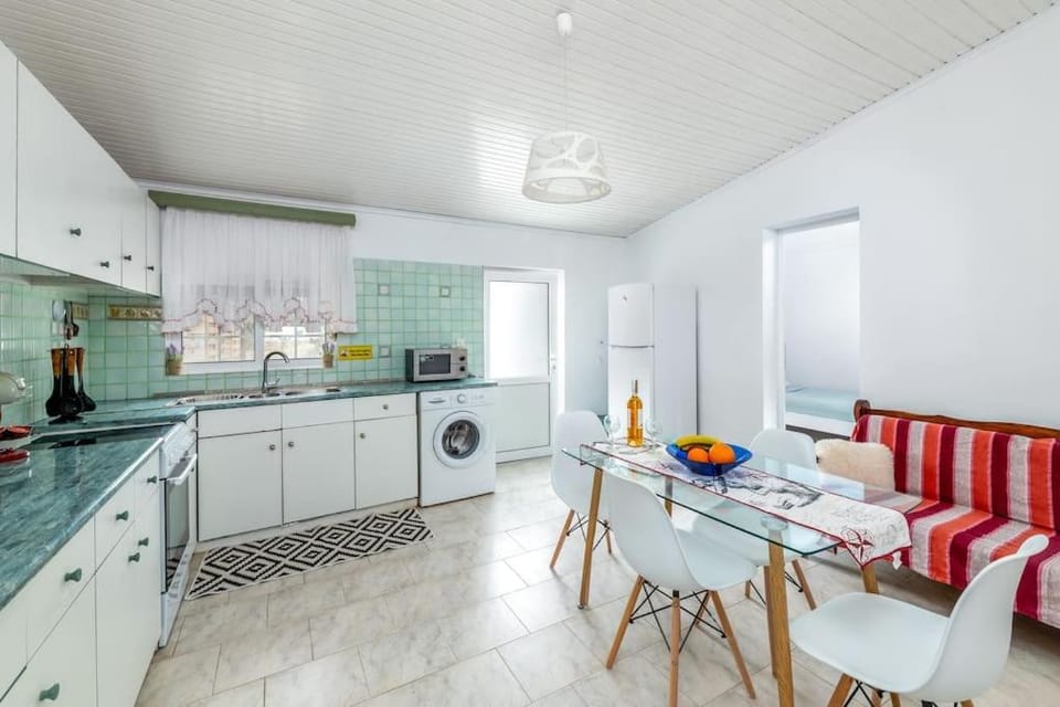 Kitchen or kitchenette, Dining area, oven, stove, washing machine