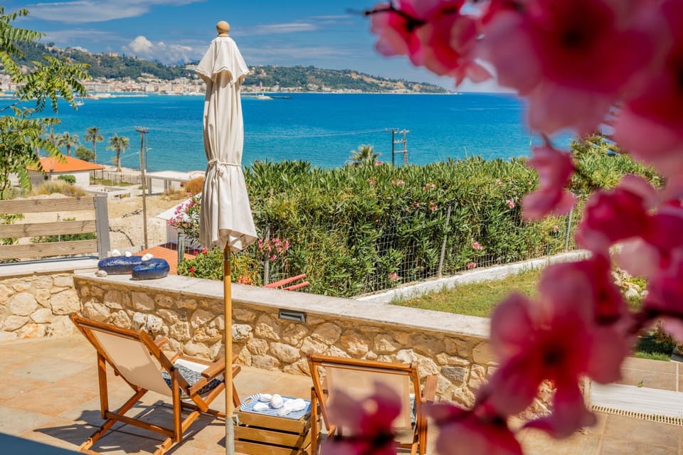 Natural landscape, View (from property/room), Balcony/Terrace, Seating area, Mountain view, Sea view