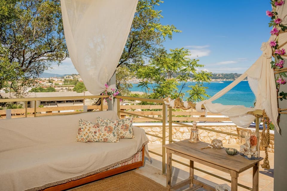Natural landscape, View (from property/room), Balcony/Terrace, Dining area, Sea view