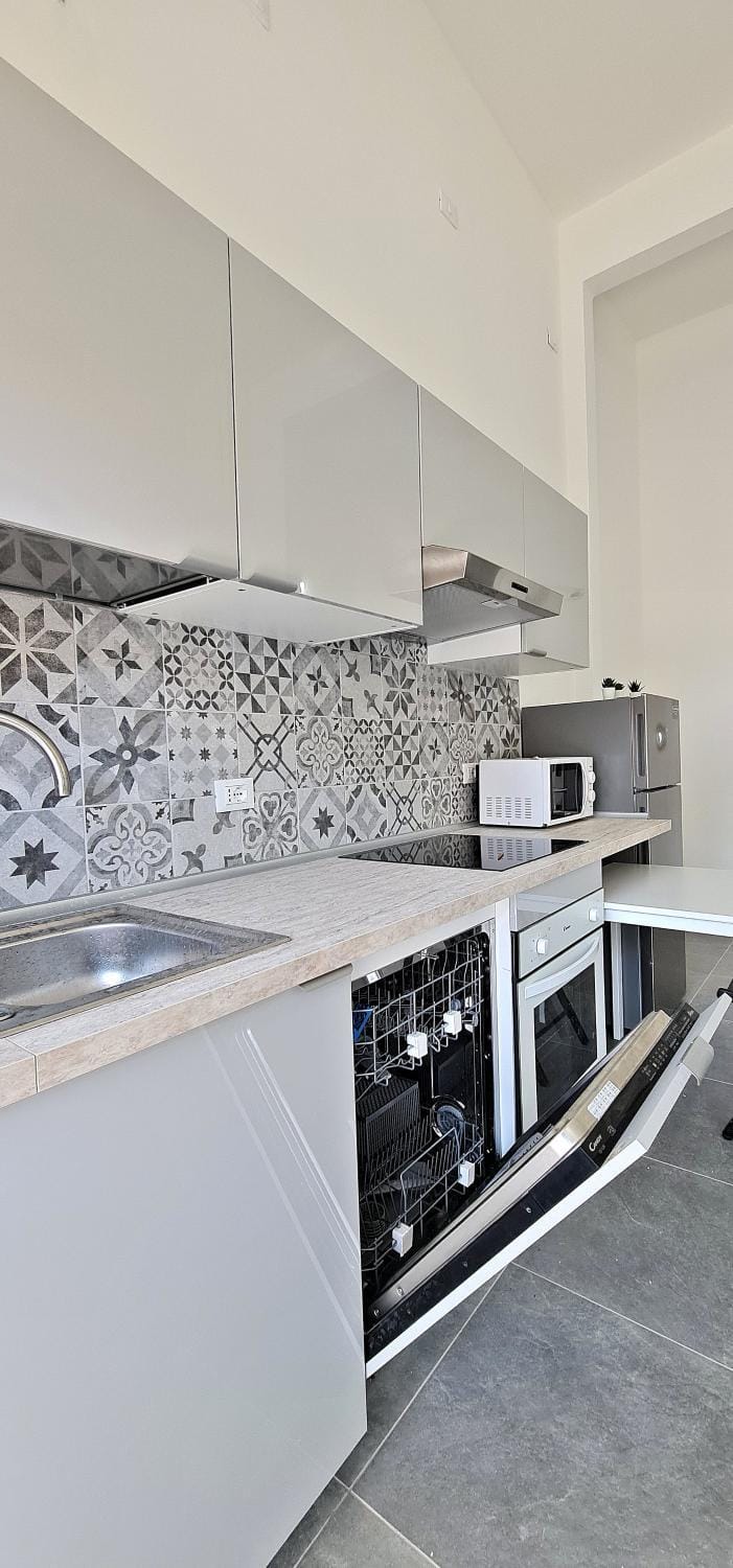 Kitchen or kitchenette, dishwasher, minibar, oven, stove