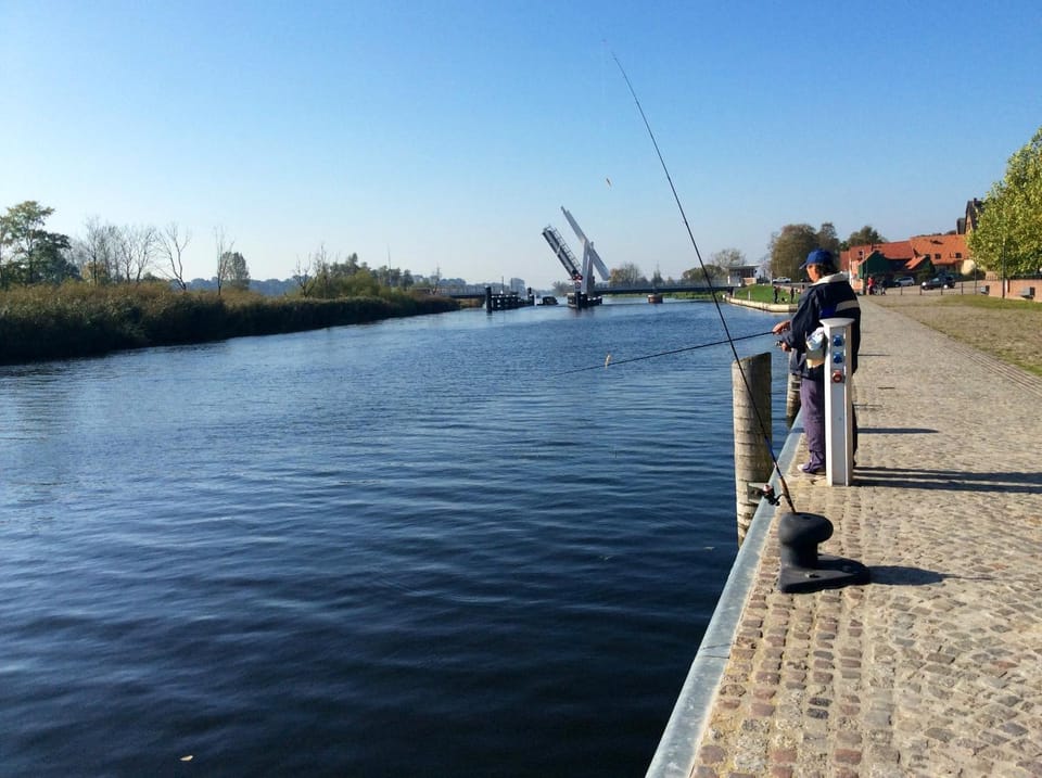 Restaurant/places to eat, Natural landscape, Activities, Fishing, River view