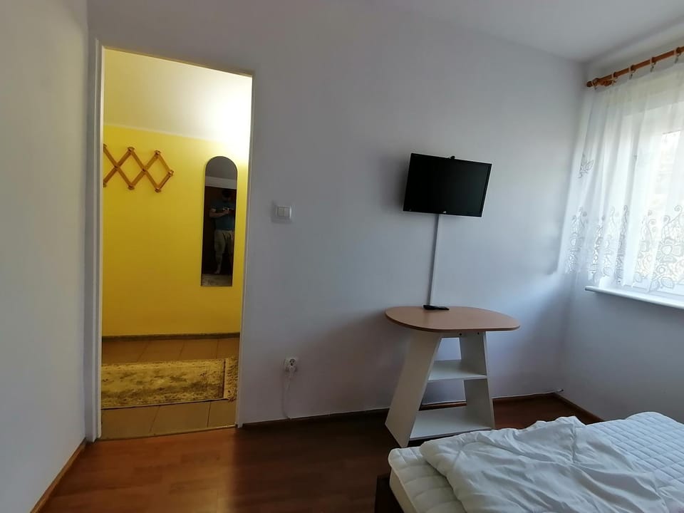 TV and multimedia, Photo of the whole room, Bedroom