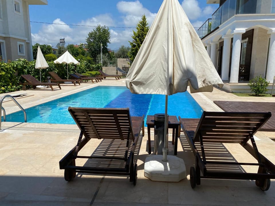 Property building, Patio, Day, Pool view, Swimming pool, sunbed