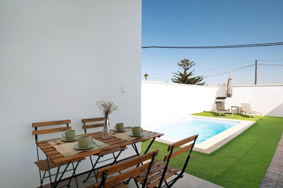 Property building, Balcony/Terrace, Living room, Swimming pool