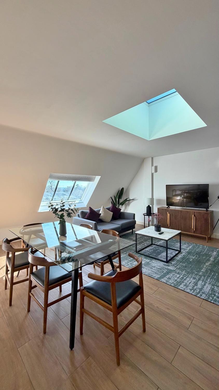 TV and multimedia, Kitchen or kitchenette, Living room, Seating area, Dining area