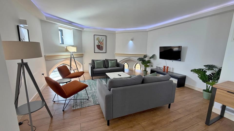 Communal lounge/ TV room, TV and multimedia, Living room, Seating area, Evening entertainment