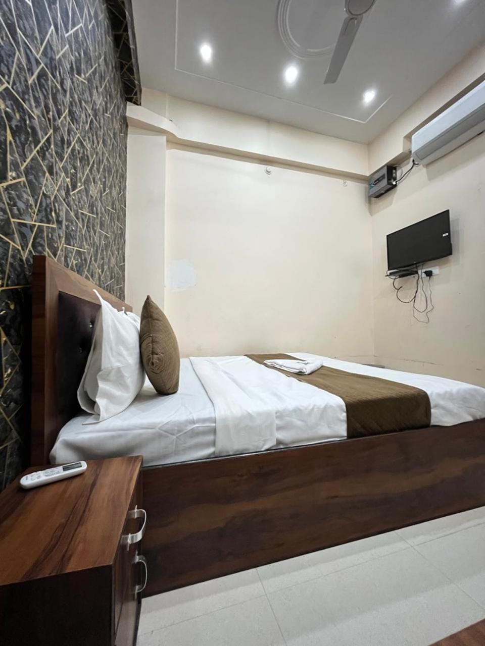 Communal lounge/ TV room, Bed, TV and multimedia, Photo of the whole room, Evening entertainment, Bedroom, air conditioner
