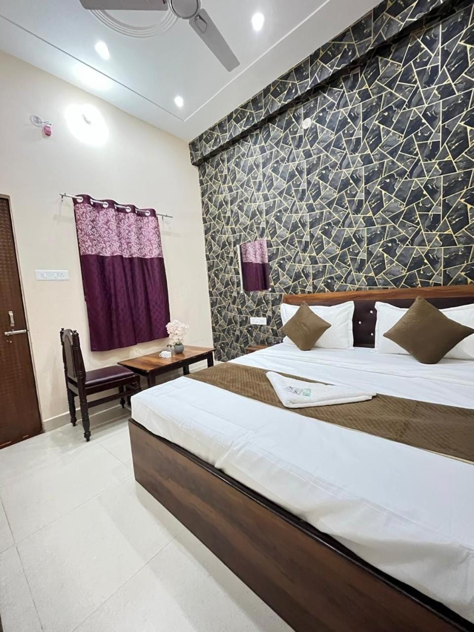 Bed, Photo of the whole room, Bedroom, air conditioner