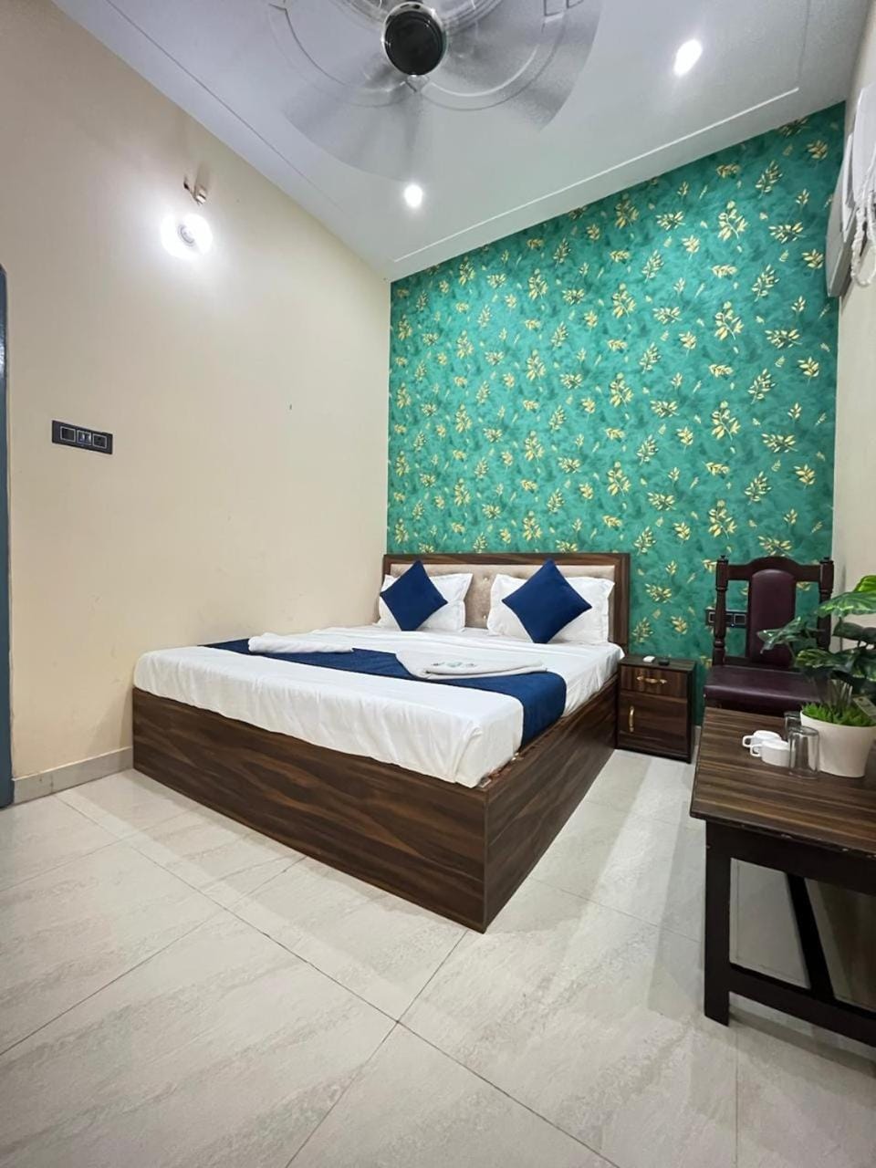Bed, Living room, Photo of the whole room, Seating area, Bedroom, fireplace