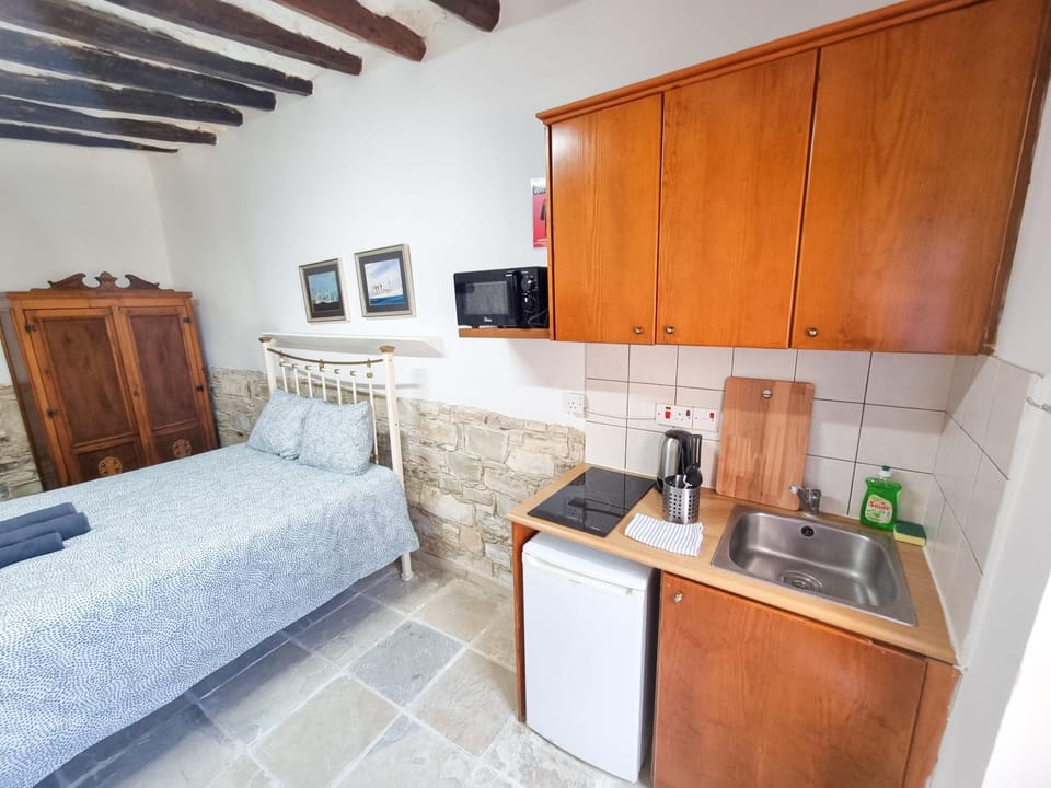 Bed, Kitchen or kitchenette, Bedroom