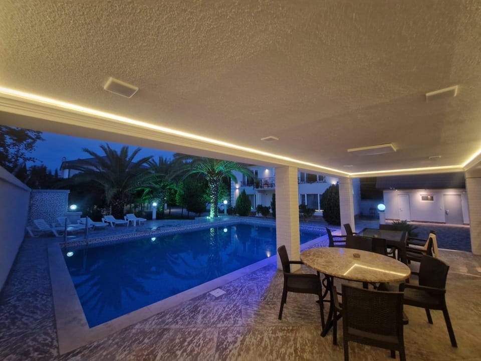 Dining area, Pool view, Swimming pool, sunbed
